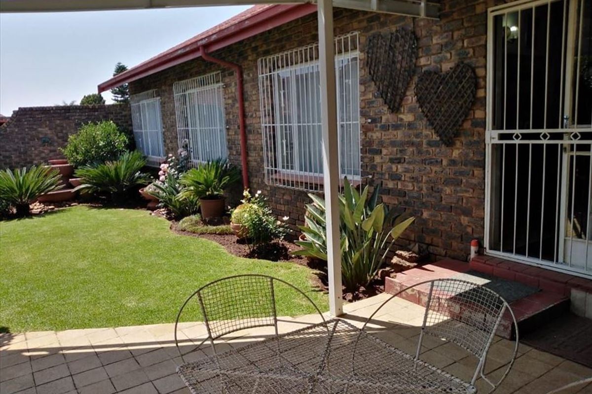 Stylish and Spacious Home Designed for Modern Living - Photo 3