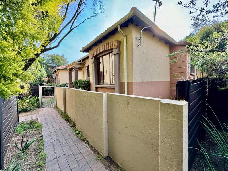 Peaceful Suburban Living – Douglasdale 2-Bedroom Stand-alone Gem with Private Garden - Photo 5