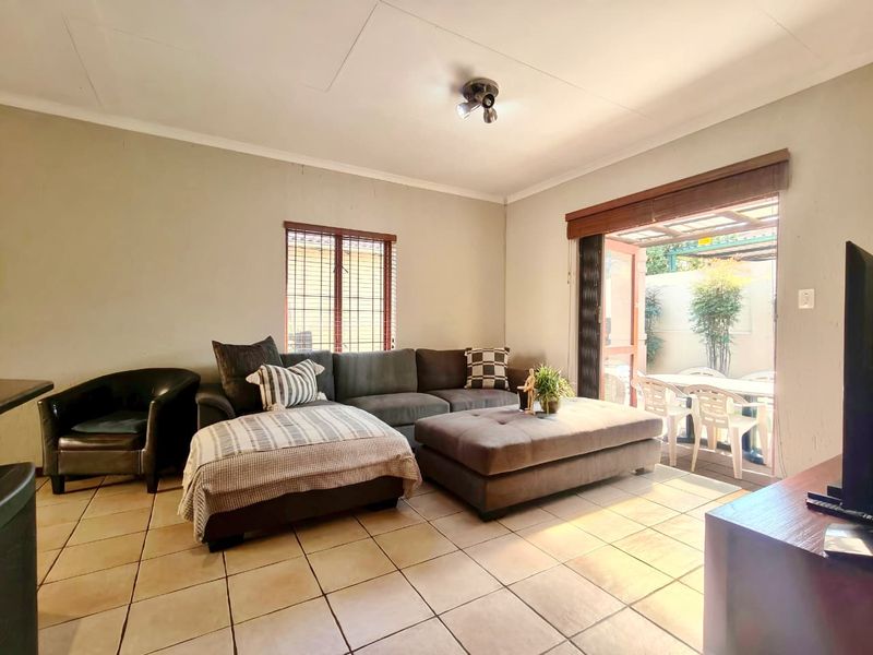 Peaceful Suburban Living – Douglasdale 2-Bedroom Stand-alone Gem with Private Garden - Photo 9