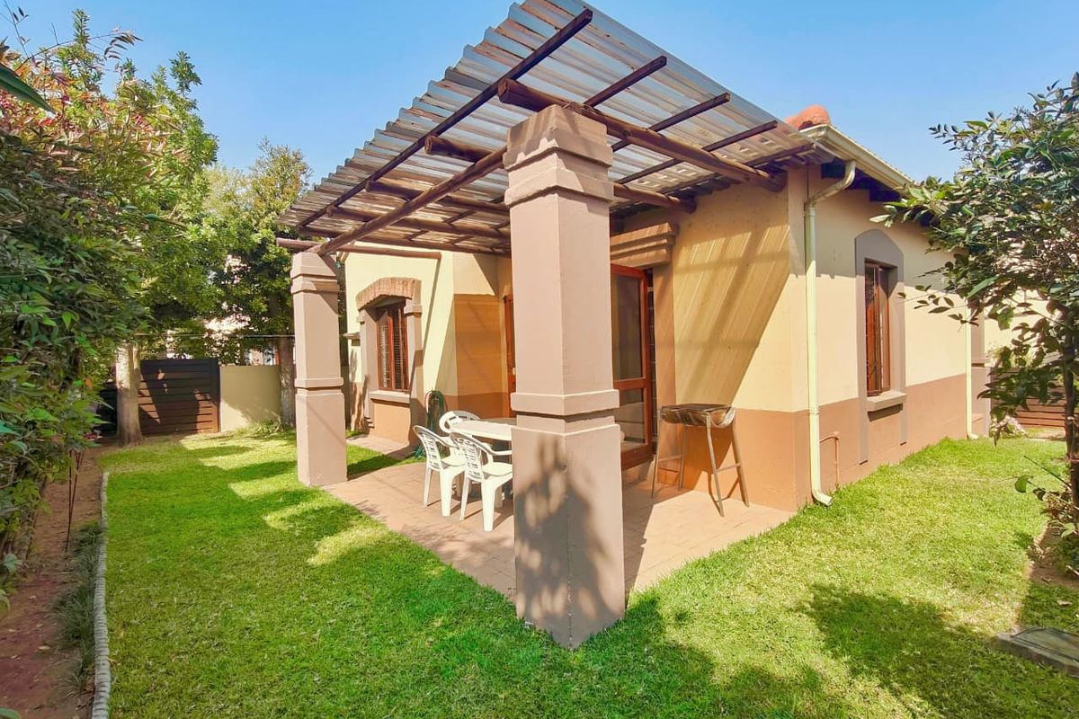 Peaceful Suburban Living – Douglasdale 2-Bedroom Stand-alone Gem with Private Garden - Photo 2