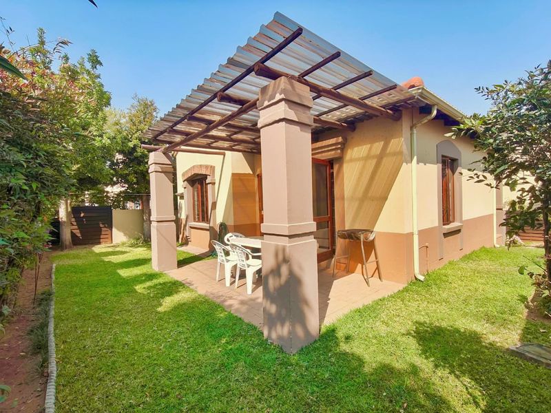 Peaceful Suburban Living – Douglasdale 2-Bedroom Stand-alone Gem with Private Garden - Photo 2