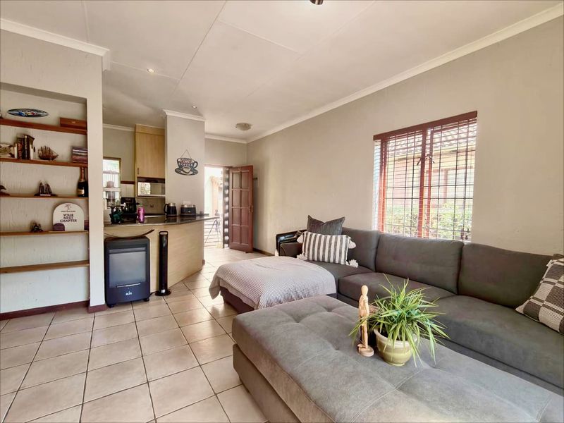 Peaceful Suburban Living – Douglasdale 2-Bedroom Stand-alone Gem with Private Garden - Photo 8