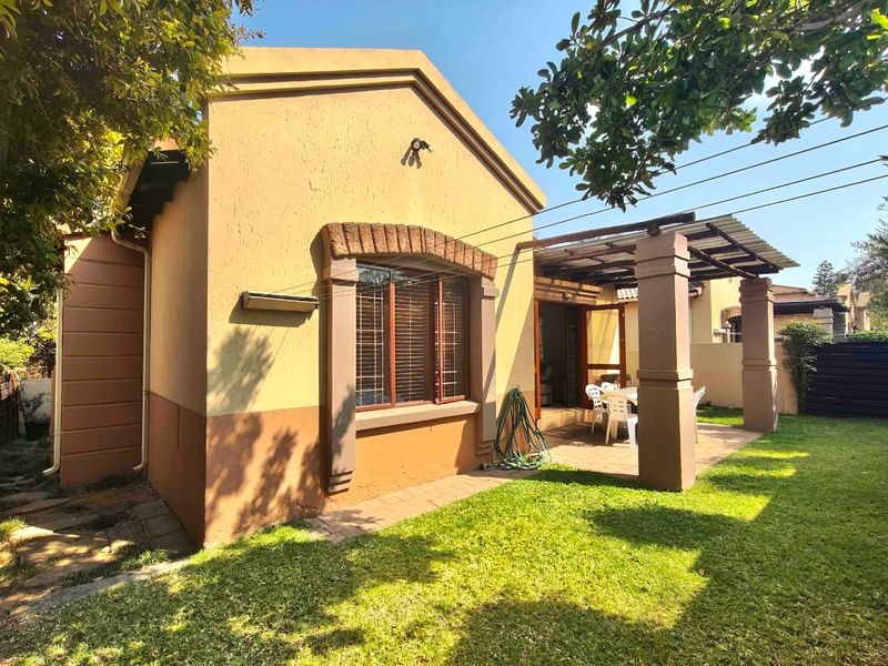 Peaceful Suburban Living – Douglasdale 2-Bedroom Stand-alone Gem with Private Garden - Photo 3