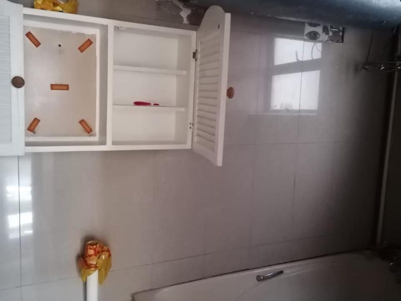 A Studio Apartment To Let In South Beach, Durban - Photo 8