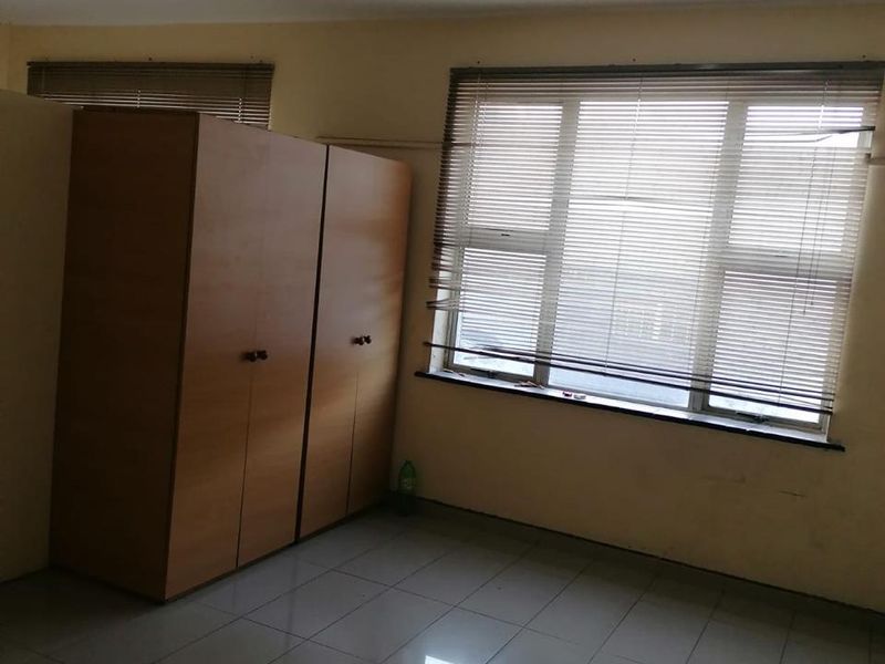 A Studio Apartment To Let In South Beach, Durban - Photo 6