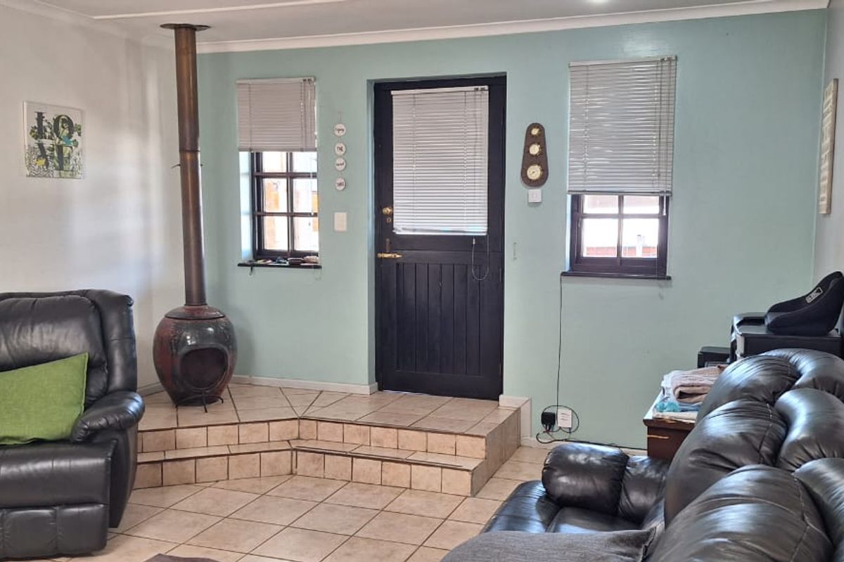 Enjoy Relaxed Knysna Living in this Cosy Home with Bachelor Pad and  Splash Pool - Photo 4