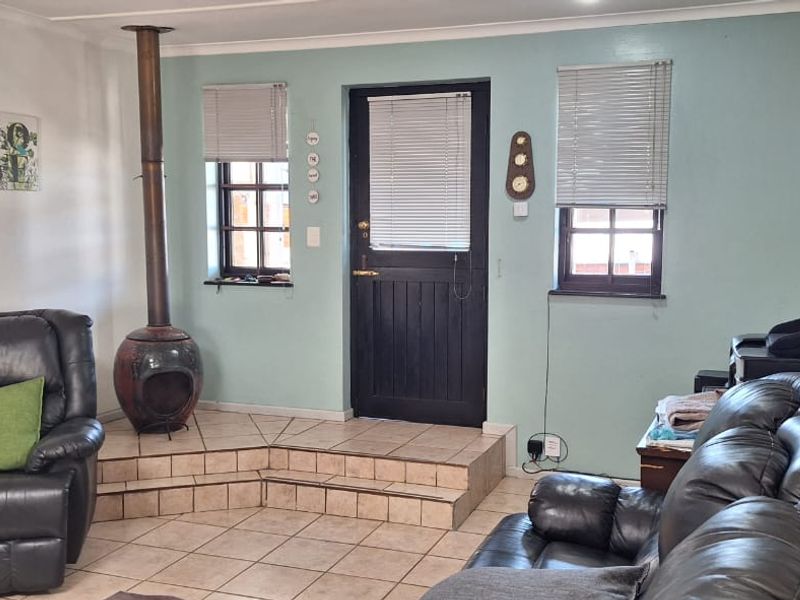 Enjoy Relaxed Knysna Living in this Cosy Home with Bachelor Pad and  Splash Pool - Photo 4