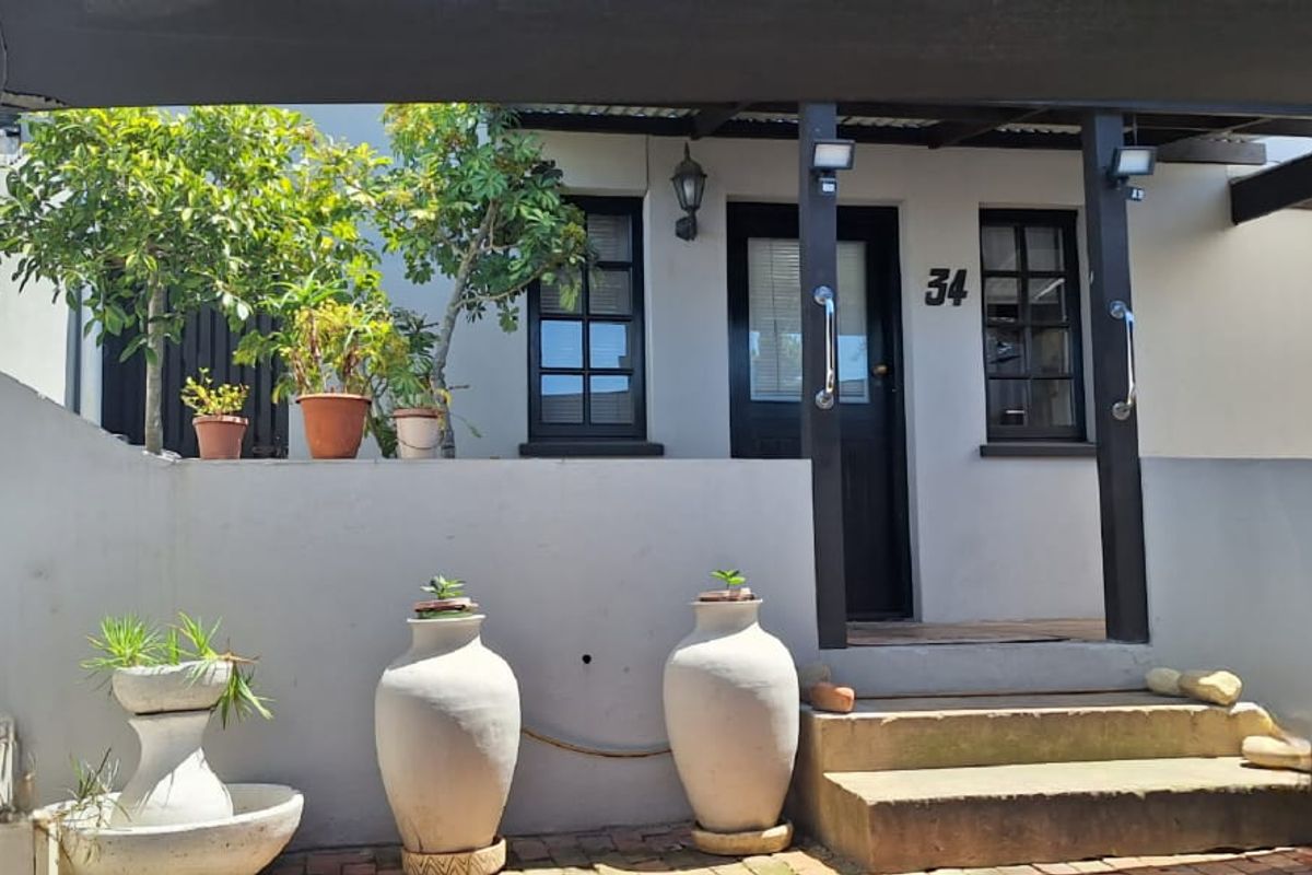 Enjoy Relaxed Knysna Living in this Cosy Home with Bachelor Pad and  Splash Pool - Photo 2