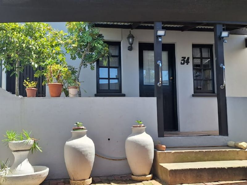 Enjoy Relaxed Knysna Living in this Cosy Home with Bachelor Pad and  Splash Pool - Photo 2