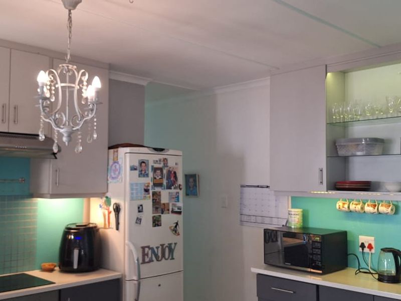 Enjoy Relaxed Knysna Living in this Cosy Home with Bachelor Pad and  Splash Pool - Photo 10