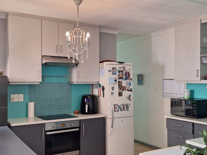 Enjoy Relaxed Knysna Living in this Cosy Home with Bachelor Pad and  Splash Pool - Photo 9