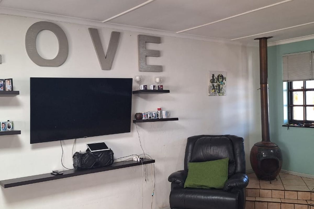 Enjoy Relaxed Knysna Living in this Cosy Home with Bachelor Pad and  Splash Pool - Photo 3