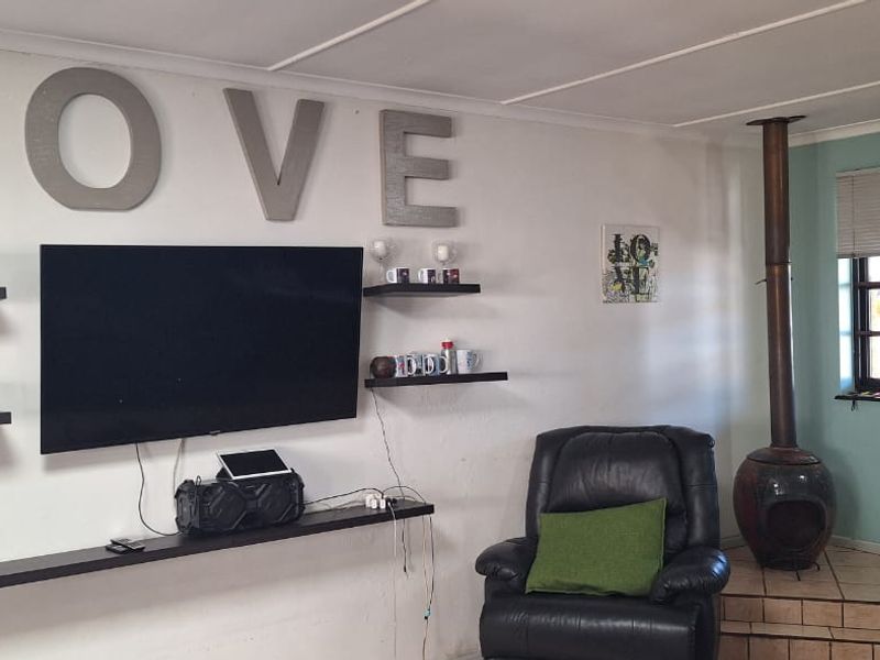 Enjoy Relaxed Knysna Living in this Cosy Home with Bachelor Pad and  Splash Pool - Photo 3