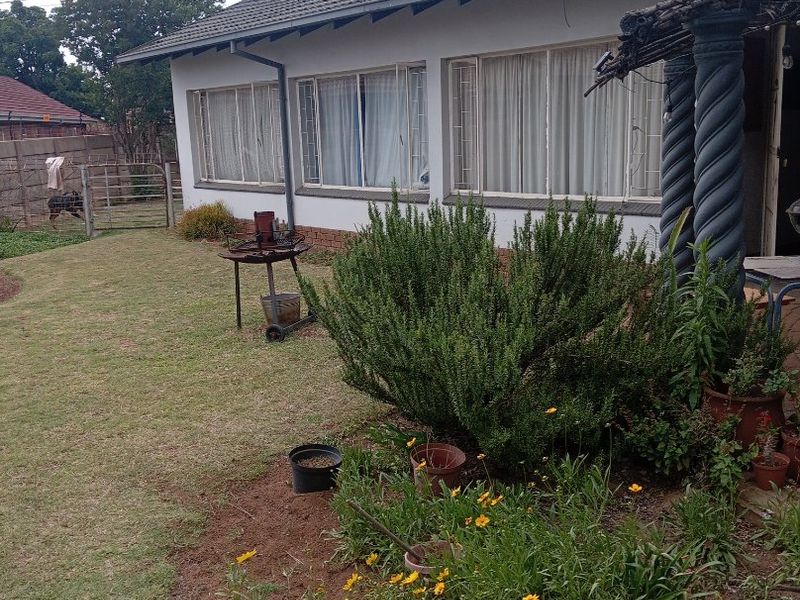 Three bedroom house available for sale!!  - Photo 3