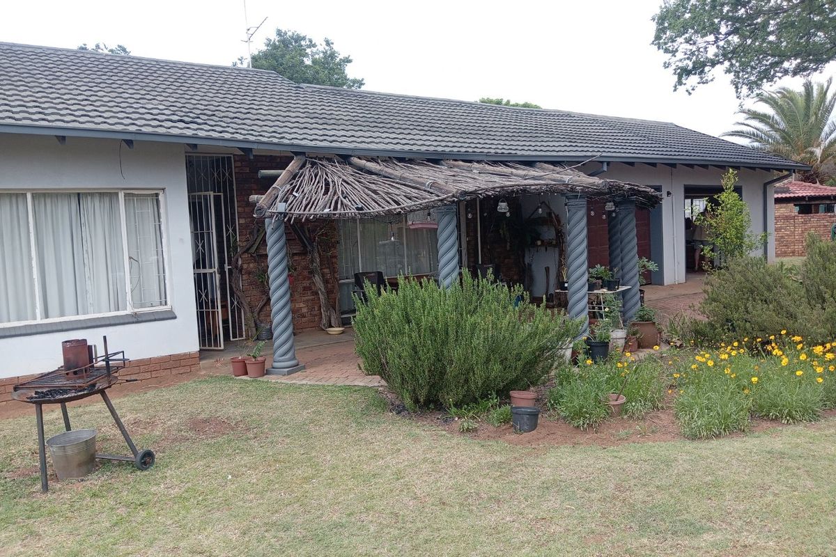 Three bedroom house available for sale!!  - Photo 2