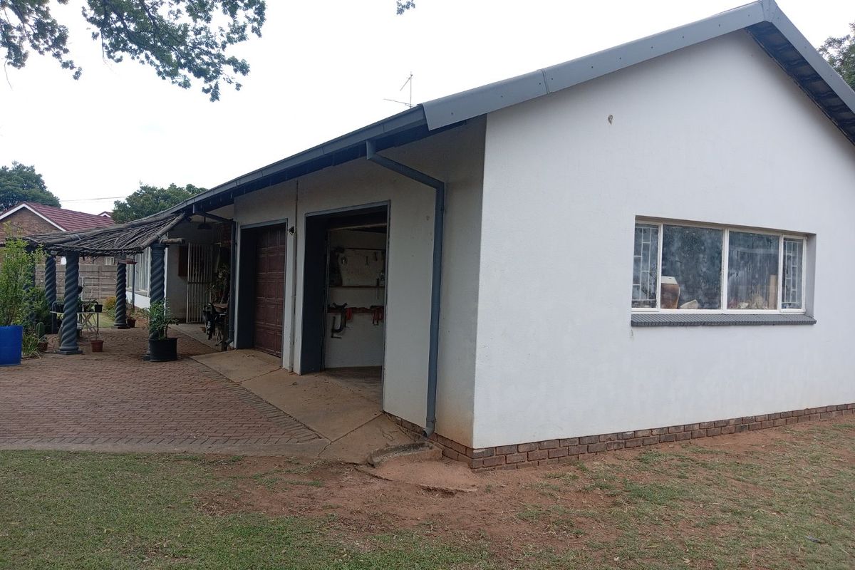 Three bedroom house available for sale!!  - Photo 4