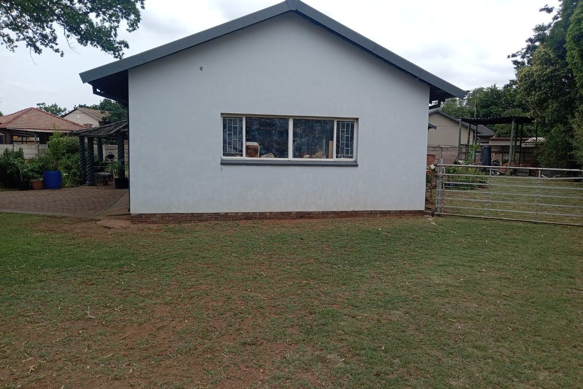 Three bedroom house available for sale!!  - Photo 5