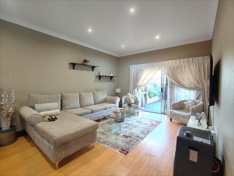 Peaceful Suburban living in Weltevreden Park -  Modern 2-Bed | 2-Bath Townhouse – Renovated, Fibre-Ready & Pet-Friendly - Photo 3