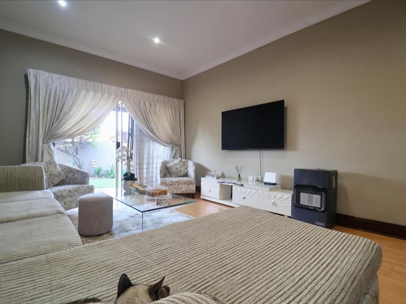 Peaceful Suburban living in Weltevreden Park -  Modern 2-Bed | 2-Bath Townhouse – Renovated, Fibre-Ready & Pet-Friendly - Photo 4