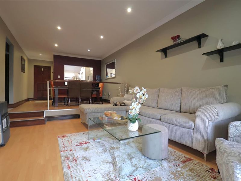 Peaceful Suburban living in Weltevreden Park -  Modern 2-Bed | 2-Bath Townhouse – Renovated, Fibre-Ready & Pet-Friendly - Photo 2