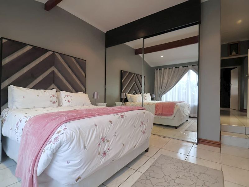 Peaceful Suburban living in Weltevreden Park -  Modern 2-Bed | 2-Bath Townhouse – Renovated, Fibre-Ready & Pet-Friendly - Photo 8