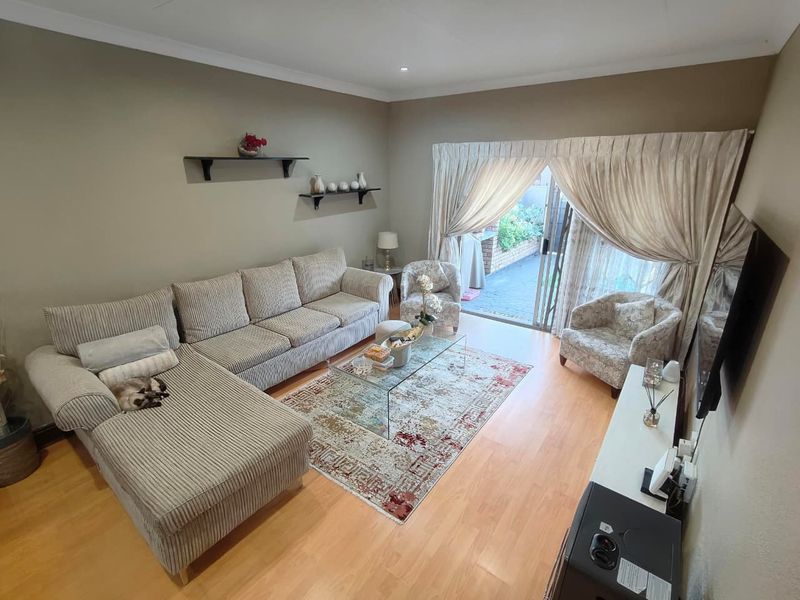 Peaceful Suburban living in Weltevreden Park -  Modern 2-Bed | 2-Bath Townhouse – Renovated, Fibre-Ready & Pet-Friendly - Photo 6
