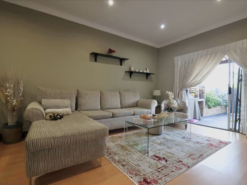 Peaceful Suburban living in Weltevreden Park -  Modern 2-Bed | 2-Bath Townhouse – Renovated, Fibre-Ready & Pet-Friendly - Photo 5