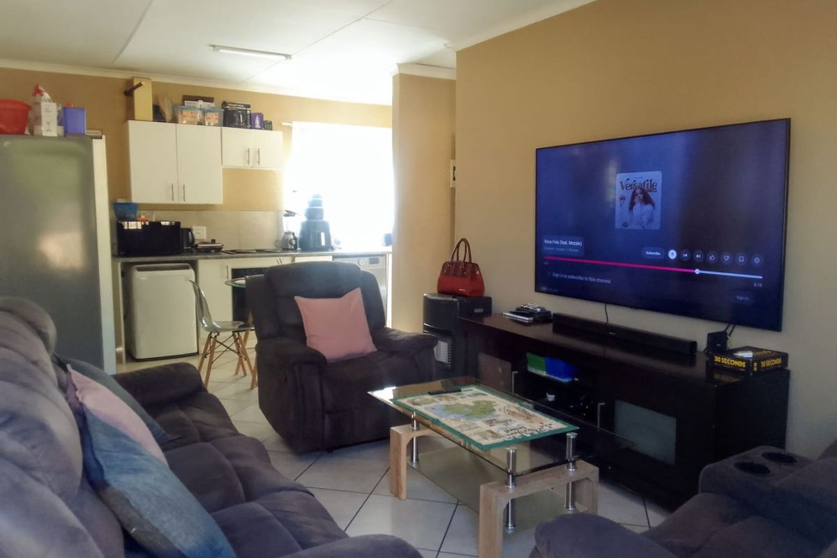 Beautiful 3 bedroom 1 bathroom townhouse is available for sale in Rynfield, AH. - Photo 5