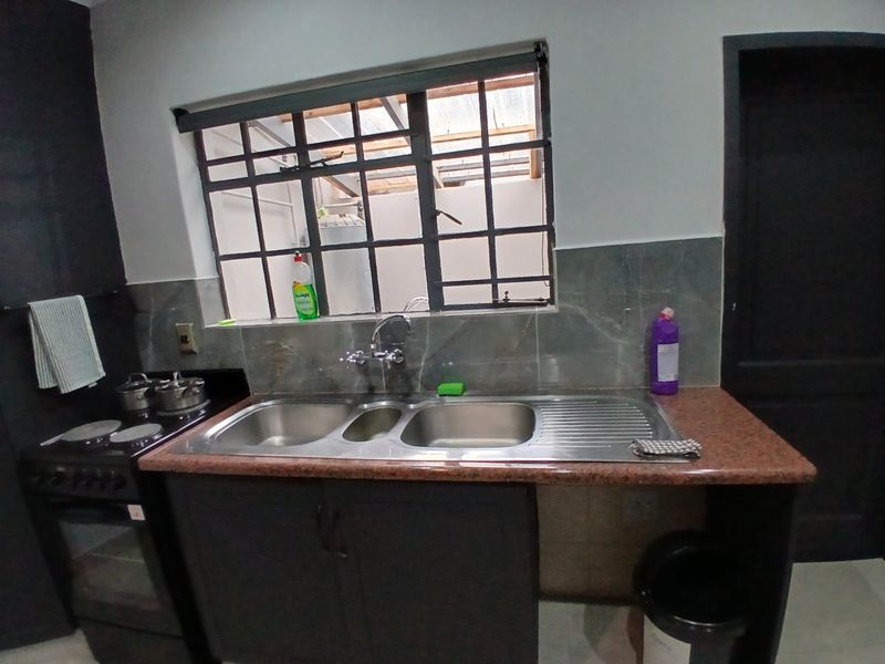 Cosy 1 bed 1bath Spacious Apartment with Water Tanks - Photo 6