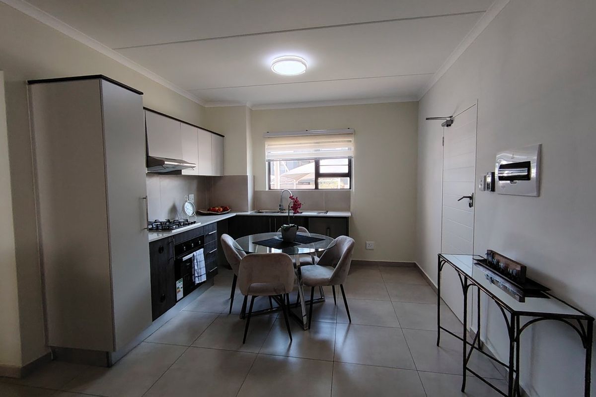 MODERN LUXURY APARTMENT LOCK UP AND GO - Photo 5