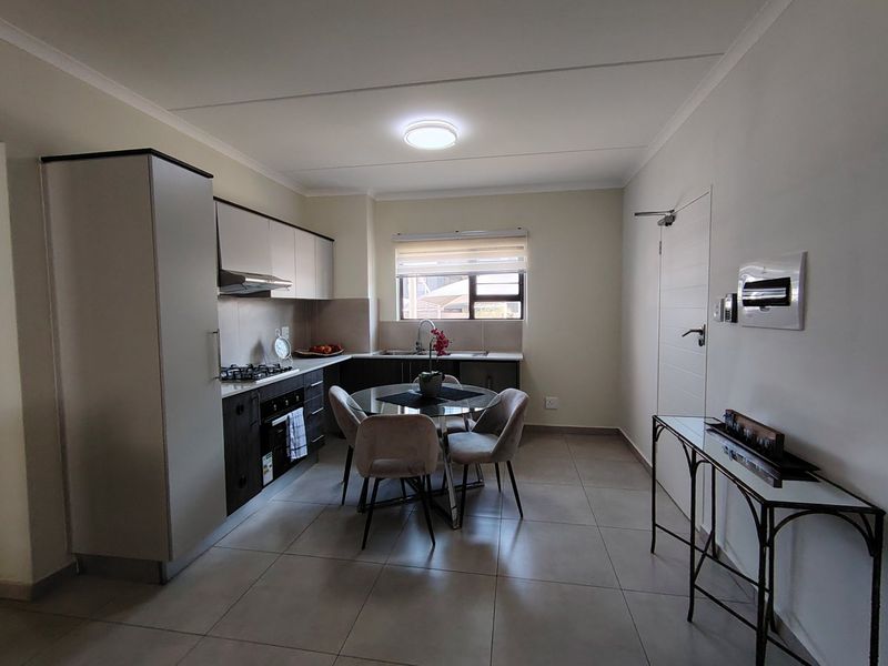 MODERN LUXURY APARTMENT LOCK UP AND GO - Photo 5