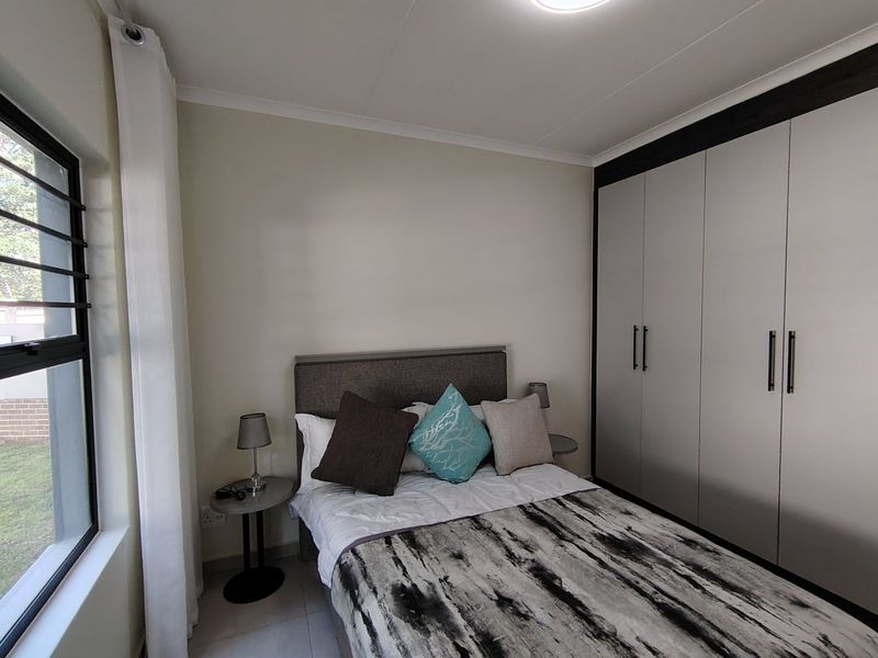 MODERN LUXURY APARTMENT LOCK UP AND GO - Photo 10