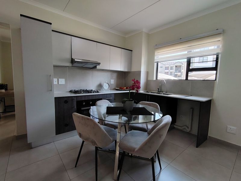 MODERN LUXURY APARTMENT LOCK UP AND GO - Photo 6