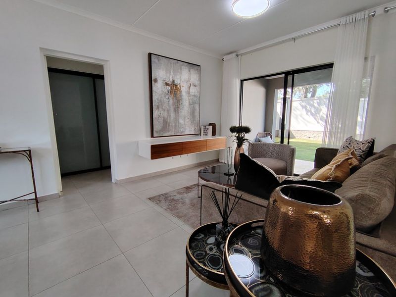 MODERN LUXURY APARTMENT LOCK UP AND GO - Photo 3