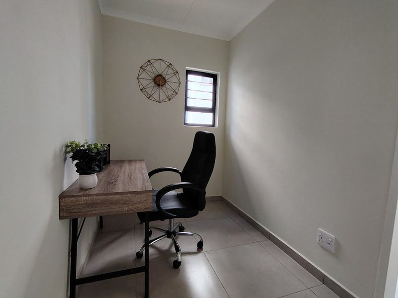 MODERN LUXURY APARTMENT LOCK UP AND GO - Photo 7