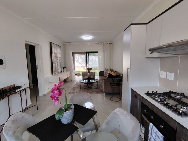 MODERN LUXURY APARTMENT LOCK UP AND GO - Photo 4