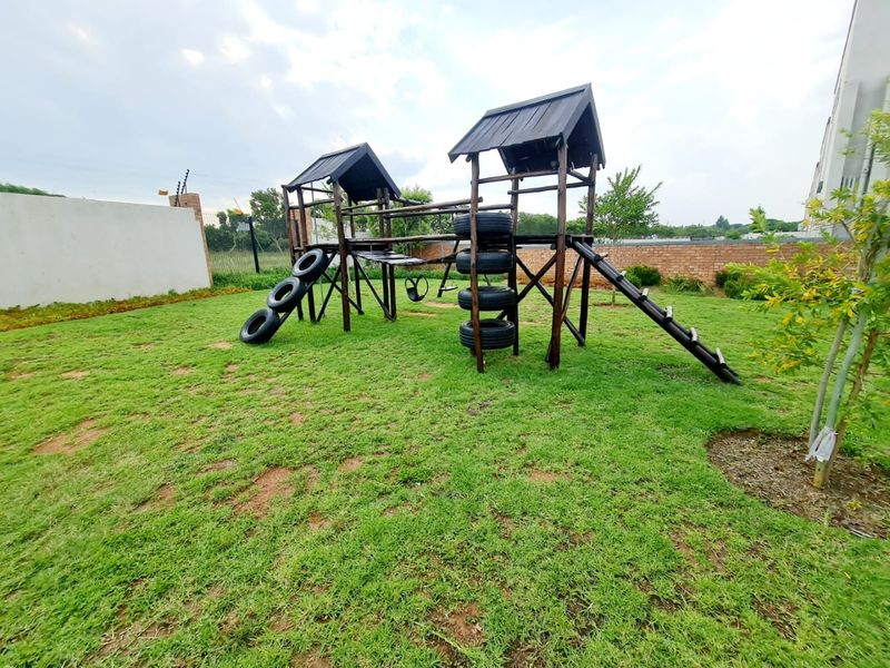 A Lovely 3 Bedroom 2 Bathroom house for sale in Midrand  - Photo 6