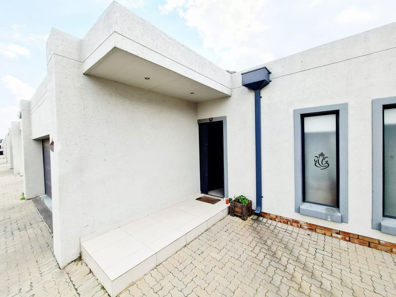 A Lovely 3 Bedroom 2 Bathroom house for sale in Midrand  - Photo 2
