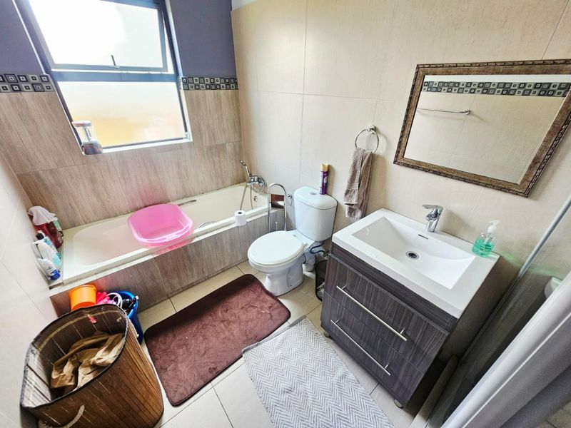 A Lovely 3 Bedroom 2 Bathroom house for sale in Midrand  - Photo 10