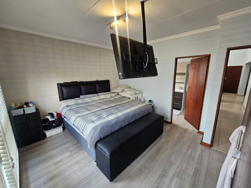 A Lovely 3 Bedroom 2 Bathroom house for sale in Midrand  - Photo 8