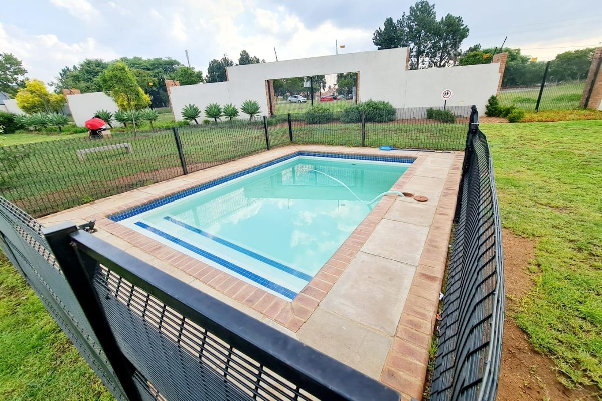 A Lovely 3 Bedroom 2 Bathroom house for sale in Midrand  - Photo 5