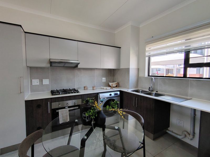 MODERN DESIGN LUXURY APARTMENT READY TO MOVE IN - Photo 6