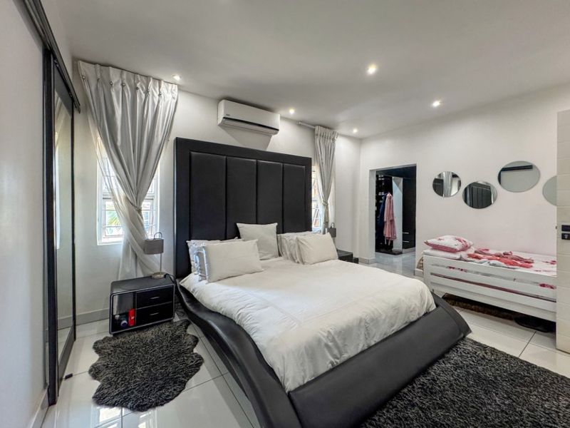 Spacious 8-Bedroom Family Home with Modern Features - Photo 5