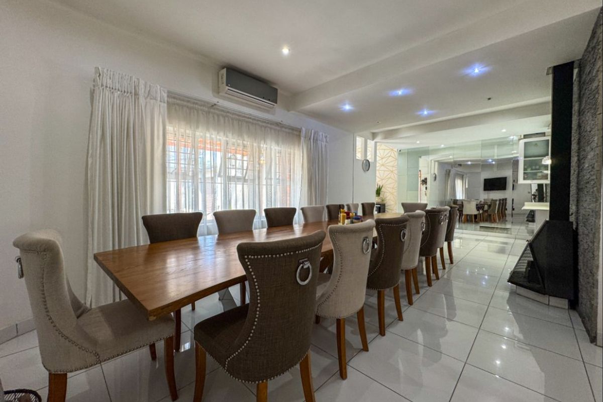 Spacious 8-Bedroom Family Home with Modern Features - Photo 3