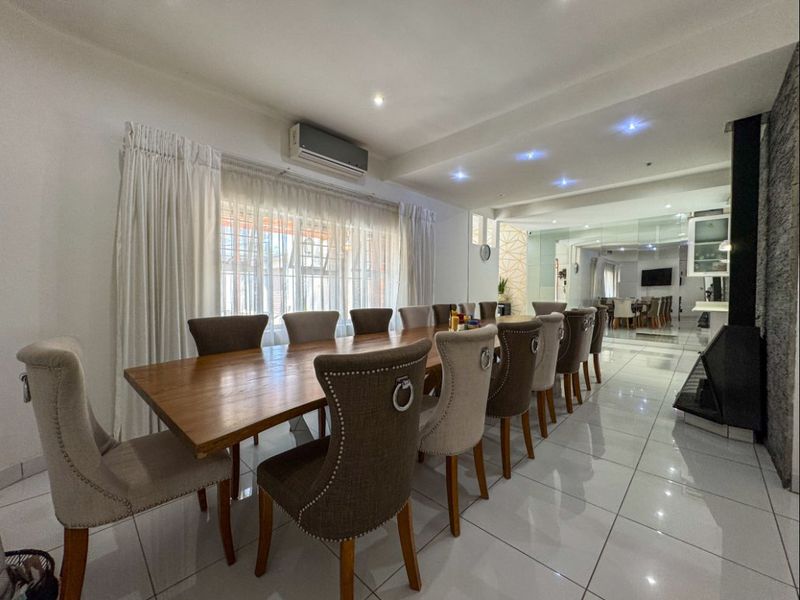 Spacious 8-Bedroom Family Home with Modern Features - Photo 3