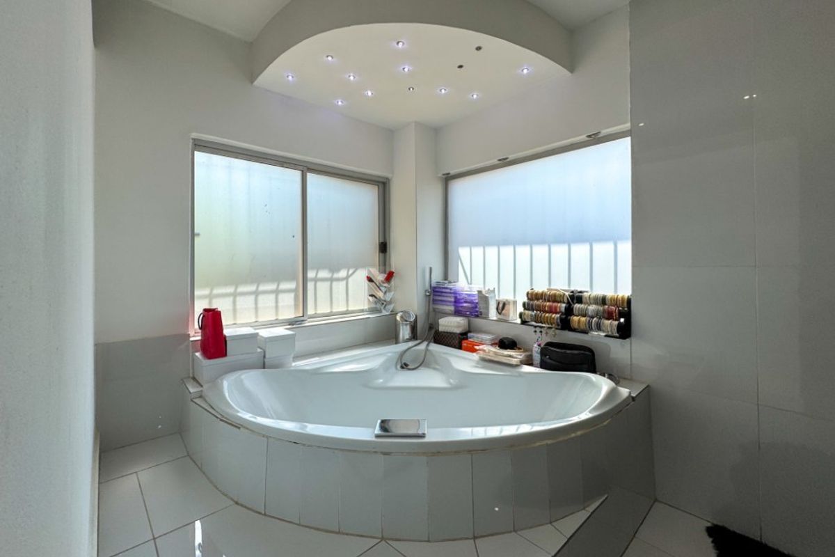 Spacious 8-Bedroom Family Home with Modern Features - Photo 2