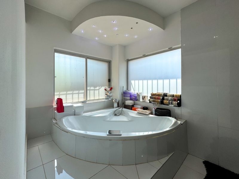 Spacious 8-Bedroom Family Home with Modern Features - Photo 2