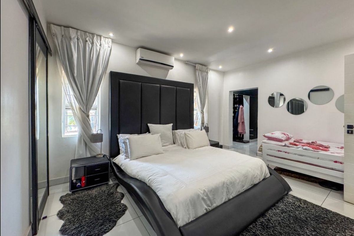 Spacious 8-Bedroom Family Home with Modern Features - Photo 4