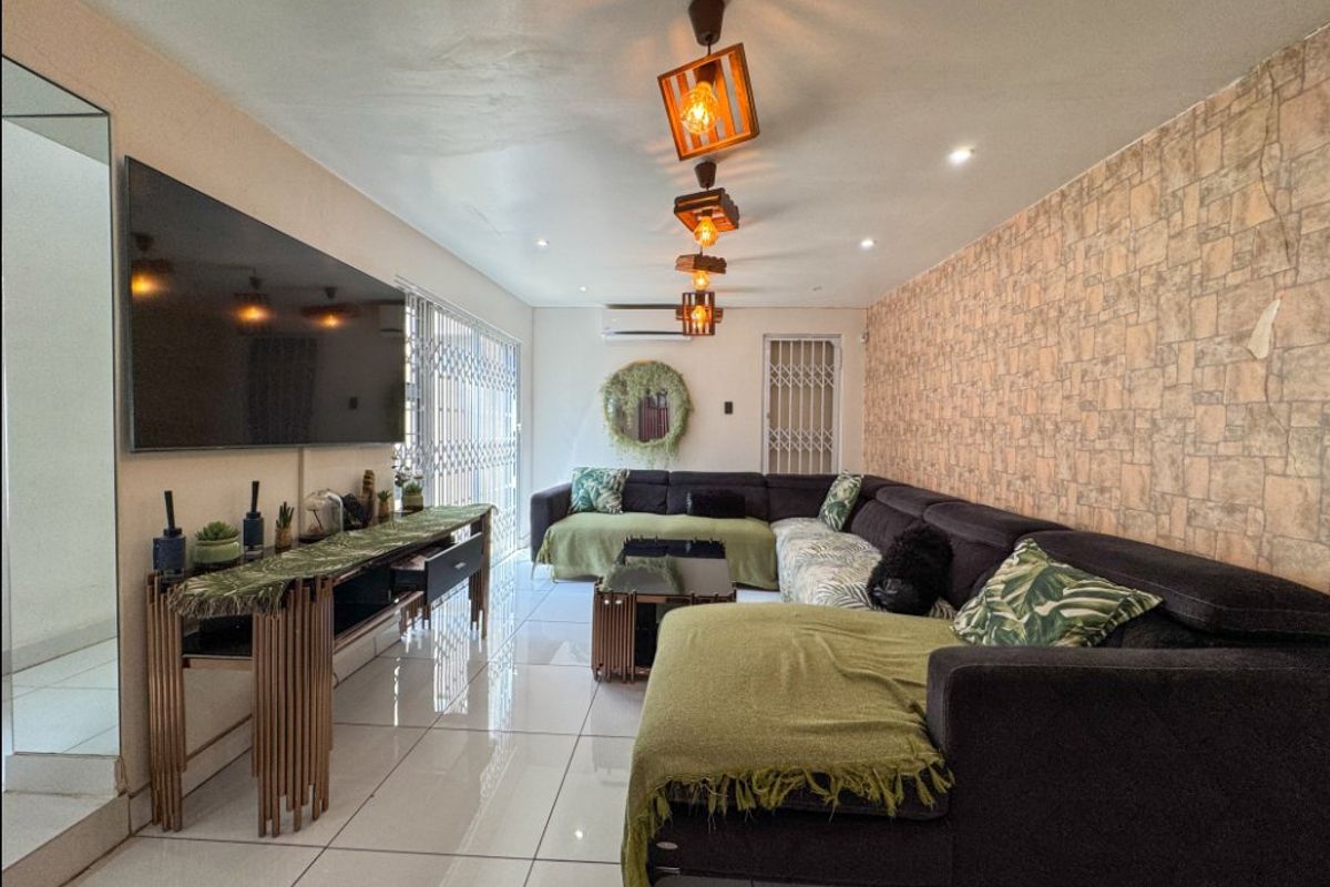 Spacious 8-Bedroom Family Home with Modern Features - Photo 3