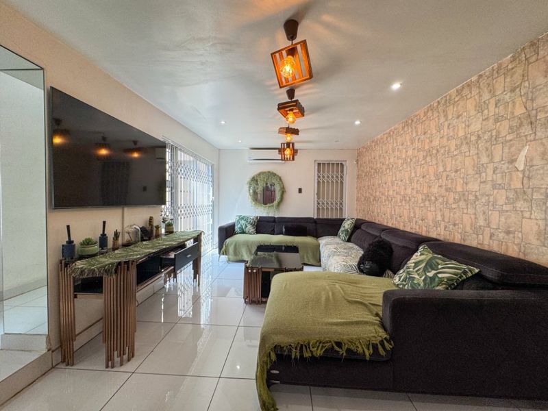Spacious 8-Bedroom Family Home with Modern Features - Photo 3